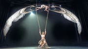 Scheinbar schwerelos: Die Welt des Rigolo-Theaters gehorcht ihren eigenen Regeln – im Bild Jenny Richie (oben) und Marula Eugster. (Bild: Benjamin Manser)