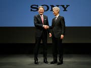 Trotz des Quartalsverlust hat der im Februar abgetretene Sony-Chef Kazuo Hirai (links) gut lachen: Nach jahrelanger Sanierungsarbeit schloss Sony das im März ausgelaufene Geschäftsjahr mit einem Rekordgewinn ab. (Bild: KEYSTONE/AP/EUGENE HOSHIKO)