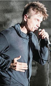 Drei Darsteller, drei verschiedene Hamlets: Dimitri Stapfer schreit und wispert sich im Studio seinen Vater aus den Ohren und aus dem Kopf; Oliver Losehand tanzt in der Lokremise erst ein zuckendes Solo, später ein Duett; Jeanne Devos ist als weiblicher Hamlet erschüttert auf der grossen Bühne. (Bild: Tine Edel, Sebastian Hoppe, Patrick Pfeiffer)