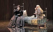 Kaffeekränzchen mit dunkler Absicht: Ortrud (Elena Pankratova, links) zu Besuch bei Elsa (Elisabeth Teige). (Bild: Iko Freese/Theater St. Gallen)