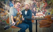 «Unsere Wege haben sich immer wieder gekreuzt» – Patrick Benz (mit Gitarre) und Richi Küttel. (Bild: Ralph Ribi (St. Gallen, 20. Oktober 2016))