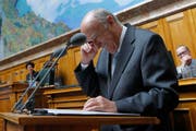 Hans-Rudolf Merz bei seinem Lachanfall im Parlament. (Bild: PETER KLAUNZER (KEYSTONE))