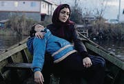 Sareh Bayat als Alleinerziehende Nahid mit ihrem Sohn. (Bild: outnow)
