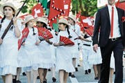 Am Kinderfest 2015 war nach einer längeren Pause die St. Galler Textiltradition wieder allgegenwärtig. (Bild: Donato Caspari)