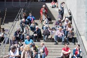 Einer der beliebten Treffpunkte zur Mittagszeit: Die Treppe zwischen den Hallen 3 und 5. (Bild: Michel Canonica)