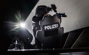 Bis an die Zähne bewaffnet und gut geschützt: Die Sondereinheit der Stadtpolizei stürmt zu Übungszwecken ein Haus. (Bilder: Michel Canonica)