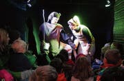 Im Kulturmobil führen im Dezember Sybille Falkenbach (rechts) und ihre Mutter «Komm, wir suchen einen Schatz!» auf. (Bild: Katharina Schatton)
