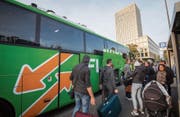 Flixbus bietet ab St. Gallen mit nur einem Umstieg über 150 Destinationen an. Bald könnten innerschweizerische dazukommen. (Bild: Ralph Ribi)