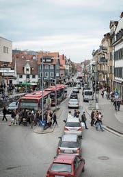 Die Autoschlange weist den Weg ins Einkaufscenter Lago in Konstanz. (Bild: Benjamin Manser)