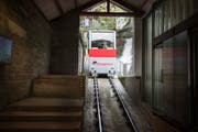Die Kabine der Mühleggbahn verlässt die Talstation für eine Bergfahrt. Das Bähnchen nach St.Georgen wird jetzt von Osterdienstag bis in den Spätherbst hinein saniert. (Bild: Ralph Ribi)