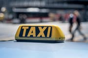 Taxi beim Hauptbahnhof St.Gallen: Die Angeklagte will nichts mit den Überfällen zu tun gehabt haben. (Bild: Michel Canonica/Symbol)