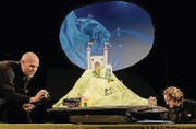 Film ab für grosse Abenteuer: Sebastian Ryser, Lokomotive Emma, Lukas Bollhalder – mit Knopf. (Bild: Figurentheater/Stephan Zbinden)