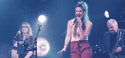 Die Thurgauer Bluessängerin Larissa Baumann eröffnete das 9. Bluesfestival Frauenfeld mit Saxofonist Roman Weissert und Band. (Bild: Rudolf Steiner)