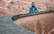 Der syrische Autor Hamed Abboud ist 2012 aus Aleppo geflüchtet und lebt heute in Österreich. (Bild: PD/Nina Oberleitner)