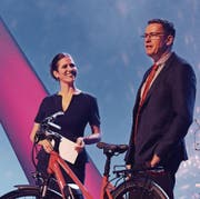 Bankpräsident Marcel Vontobel wird von TV-Moderatorin Claudia Marty interviewt. (Bild: Barbara Hettich)