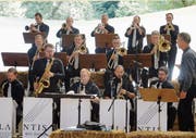 Umgeben von Strohballen spielt die Atlantis Big Band in der Gertau. (Bild: Erwin Schönenberger)