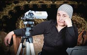 Mit der Kamera gegen das Vergessen: Menschenrechtlerin Taita. (Bild: pd/Cineworx)