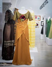 Kleider aus 250 Jahren Geschichte: Im Hintergrund Paola Felix’ Tulpenkleid. (Bild: Ralph Ribi)
