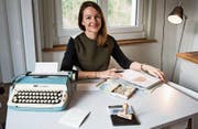 Doris Büchel adressiert ihr Magazin mit Schreibmaschine und Stempel. (Bild: Sabrina Stübi (Buchs, 29. Dezember 2017))