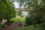 Die Randbereiche der Schulanlage Tschudiwies sind eine grüne Oase fürs Quartier und seine Kinder. Daran will die Stadt vorläufig auch nichts ändern. (Bild: Samuel Schalch - 19. August 2016)