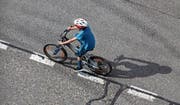 Bislang dürfen nur Kinder bis sechs Jahre auf dem Trottoir fahren – der Bund will diese Regel nun lockern. (Bild: imago)