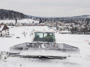 An der Beckenhalde in St. Georgen wird die Skipiste präpariert: Dank der Schneekanone liegt genug Schnee – nun fehlen nur noch die Skifahrer und Snowboarder. (Bild: Hanspeter Schiess)