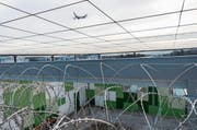 Das Ausschaffungsgefängnis am Flughafen Zürich: Im Kanton St. Gallen scheitern acht Prozent der Ausschaffungen, etwa weil die Herkunftsländer die Personen nicht zurücknehmen. (Bild: Christian Beutler/Keystone)