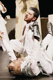 «Mucho dramatico»: Romeo (Emir Redjepi) zwingt Tybalt (Veiko Hellwig) zu Boden. (Bild: Donato Caspari)