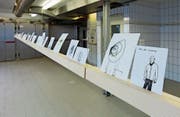 Die Bilder von Vanja Hutter hängen zwischen alten Kühlregalen in der Backstube der Bäckerei Schwyter. (Bild: PD)