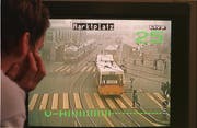 Auch das gehört zur Legende des St.Galler Marktplatzes: In den Anfängen des Lokalfernsehens wurden zeitweise Bilder von Verkehrskameras in die städtischen Haushalte übertragen. Im Bild eine solche Übertragung von 1997 auf dem Servicekanal der Cablecom. (Bild: Ralph Ribi)