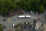 Die neue Bergstation der Mühleggbahn mit der Bushaltestelle Mühlegg in Fahrtrichtung Stadt. Diese Haltestelle wird für die Zeit der kommenden Bauarbeiten fünfzig Meter die Strasse abwärts verschoben. (Bild: Hannes Thalmann - 10. Okober 2016)