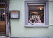 Anstossen auf den Endspurt im «Trübli»: Ingrid und Jürgen Wetzold. (Bild: Jil Lohse)