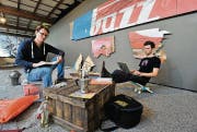 Surfkultur in der Kunsthalle Arbon: Philippe Glatz (rechts) und Matthias Bildstein am «Strand» zu ihrer Ausstellung «Surfin' Safari». (Bild: Donato Caspari)