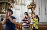 Familie Li fotografiert in der Kathedrale. Touristen aus China machen 1,5 Prozent der Logiernächte in der Stadt St. Gallen aus – Tendenz steigend. (Bild: Coralie Wenger)