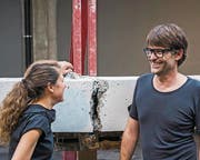 Das Künstlerduo Christina Hemauer und Roman Keller mit zum Bersten gebrachtem Betonträger.