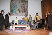 Mitarbeiter des ABA führen an der Jahresschlussfeier ihr Weihnachtstheaterstück auf. (Bild: Trudi Krieg)
