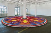 Jill Magid hat in der Kunsthalle St. Gallen zu Ehren des Architekten Luis Barragán einen mexikanischen Blumenteppich auslegen lassen. (Bild: Michel Canonica)