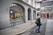 Anfang März an der Kugelgasse in der St.Galler Altstadt: Ein Geschäft führt einen Schlussausverkauf durch, das Ladenlokal auf der anderen Seite des Eingangs ist bereits leer. (Bild: Ralph Ribi)