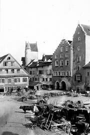Das Rathaus mit den zwei Eingangsbögen, der Uhr und dem Treppengiebel mit dem Ira-Tor (links) und dem Gefängnisturm (rechts) vor 1865. Auf dem heutigen Marktplatz stand damals die Metzg. Zudem wurden hier Kutschen und Fuhrwerke parkiert. (Bild: Stadtarchiv der Ortsbürgergemeinde SG)