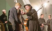 Stimmpause im Pfalzkeller: Die dänische Band Get Your Gun um Sänger Andreas Westmark (mit Hut) trat am Nordklang-Festival mit einem St. Galler Männerchor auf. (Bilder: Hanspeter Schiess)