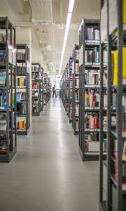 Die grosse Bibliothek von Kanton und Stadt in der Hauptpost. (Bild: Benjamin Manser)
