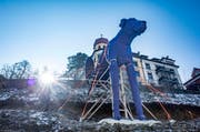 Der blaue Hund «Hock» ist einer Dogge nachempfunden. Am Dienstag wird die Skulptur von Anita Zimmermann am Mühlensteg 8a offiziell getauft. (Bild: Benjamin Manser)