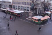 Der gegenüber heute ziemlich bescheiden wirkende St.Galler Wochenmarkt Ende Juni 2005 am ehemaligen Standort des alten Rathauses. (Bild: Tagblatt-Archiv)