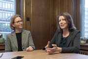 Claudia Martin (links) und Sonja Lüthi sitzen seit Anfang Jahr in den Exekutiven von Gossau und St. Gallen. (Bild: Hanspeter Schiess)