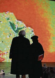 Andy Guhl setzt in seiner raumgreifenden Projektion einen Obsidian in Szene. (Bild: Donato Caspari)