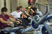 Krafttraining in der neuen HSG-Sporthalle. (Bild: Urs Jaudas - 26. Februar 2013)