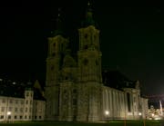 Ein ungewohntes Bild: Am Samstag bleibt während einer Stunde auch die Fassadenbeleuchtung der St.Galler Kathedrale ausgeschaltet. Dies im Rahmen einer weltweiten Klima-Aktion. (Bild: PD)
