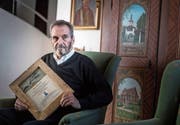 Peter Marko mit der Urkunde des Autobiografie-Awards 2018. (Bild: Michel Canonica)