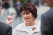 Bundesrätin Doris Leuthard trug zur Eröffnung des Gotthard-Basistunnels ein auffälliges Kleid. (Bild: SAMUEL GOLAY (KEYSTONE/TI-PRESS))