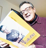 André Manz freut sich über sein zweites Buch. (Bild: Rita Kohn)